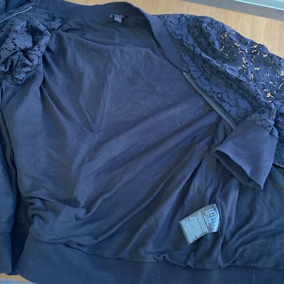 G by Guess blk fitted lace bomber style jacket/top. Sheer sleeves. Zip front - Picture 10 of 10